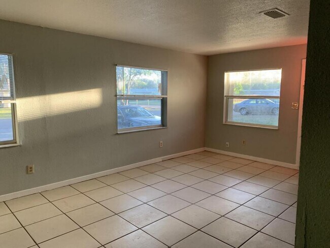 Foto del edificio - 825 Lyndhurst St