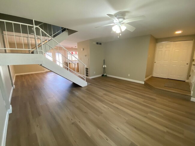 Building Photo - Inviting 3-Bed, 2.5-Bath Townhome: Newly U...