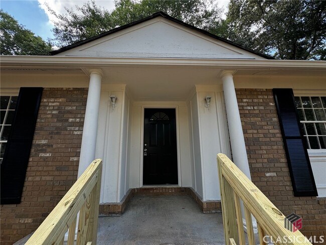 Building Photo - 213 Rhodes Dr