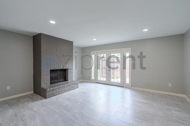 Building Photo - Unit