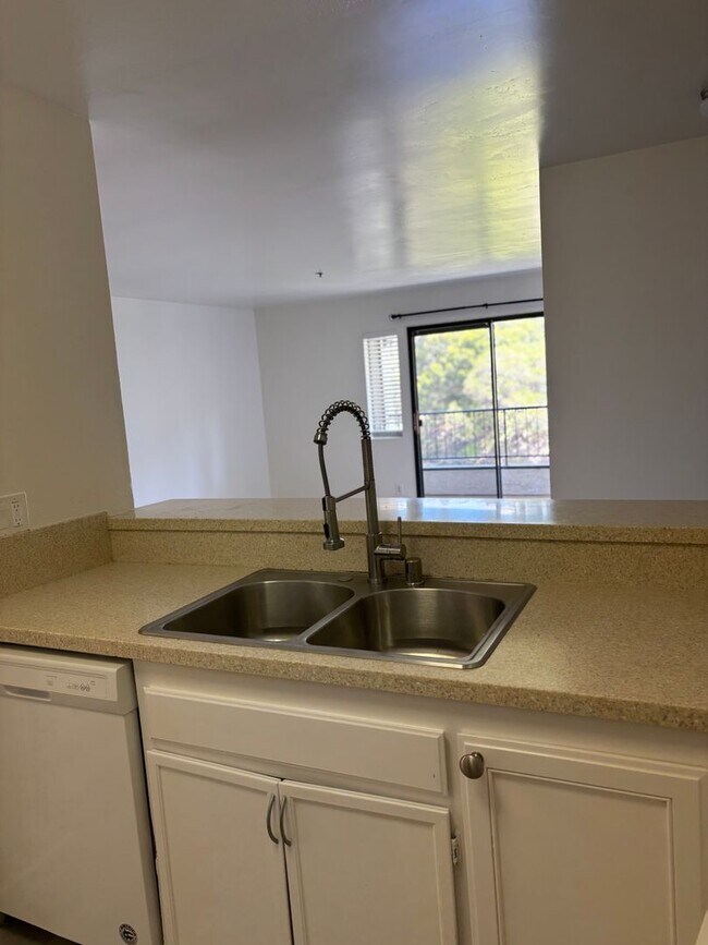 Building Photo - LARGE 2 BEDROOM 2 BATH  MASTER SUITES COND...