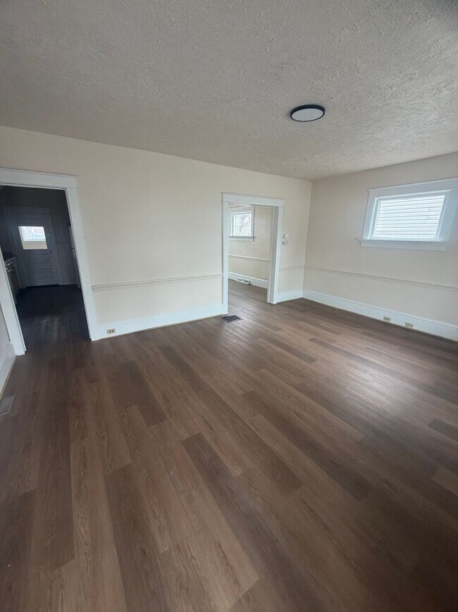 Foto del edificio - 3 Bed 1 Bath with 2 car garage