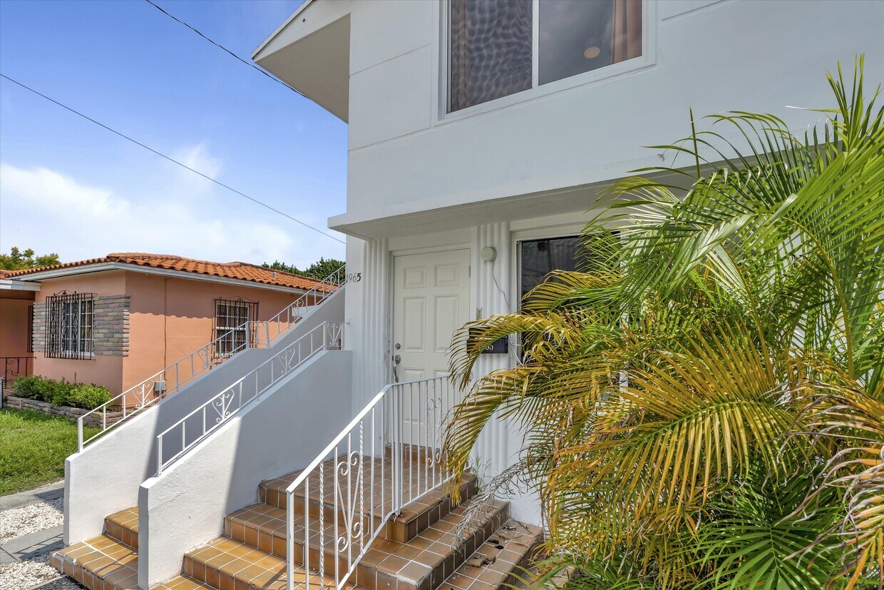 Foto principal - 1965 SW 17th Ct