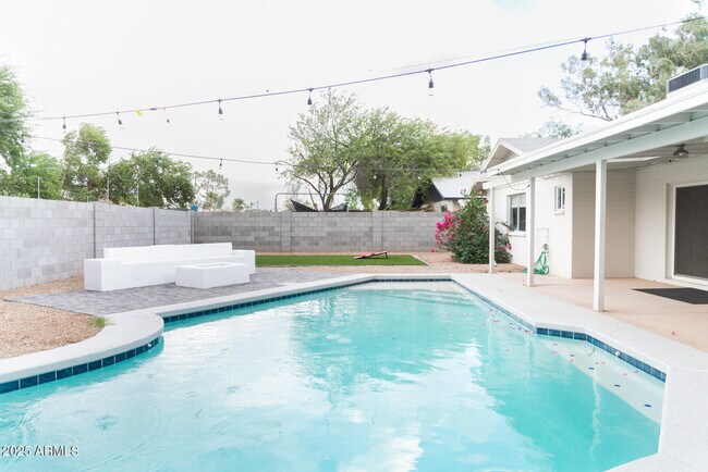 Building Photo - 2140 E Broadmor Dr