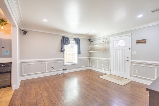 Building Photo - Lovely 3 BR/2 BA Single-Family Home in Cap...