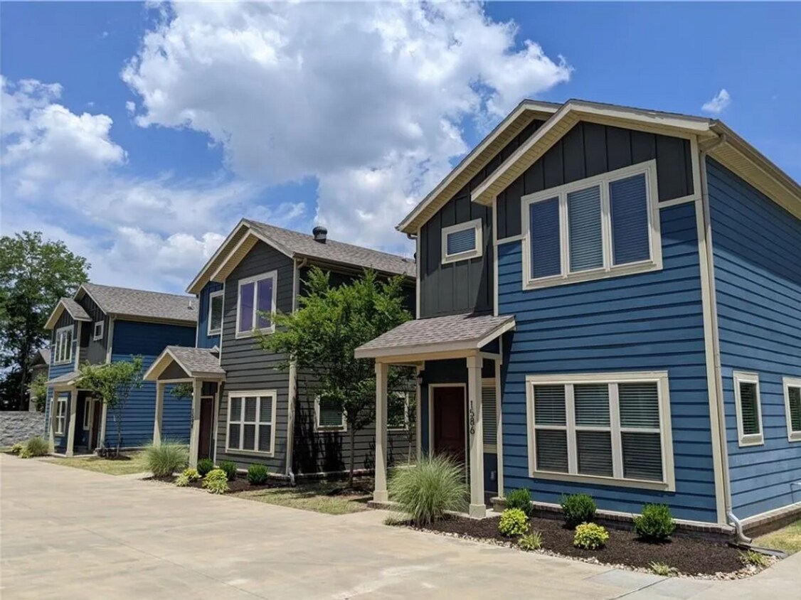 Primary Photo - 3 bed, 2.5 bath Detached Home near the Uof...