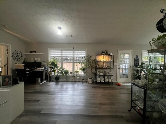 Building Photo - 130 Morning Glen Dr