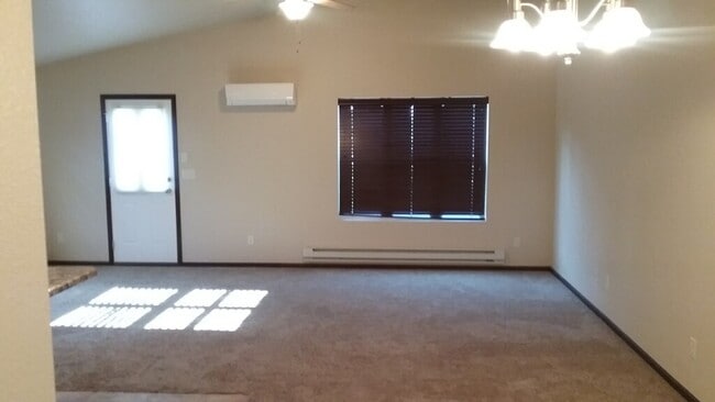 Building Photo - Spacious 2 bedroom Twin home