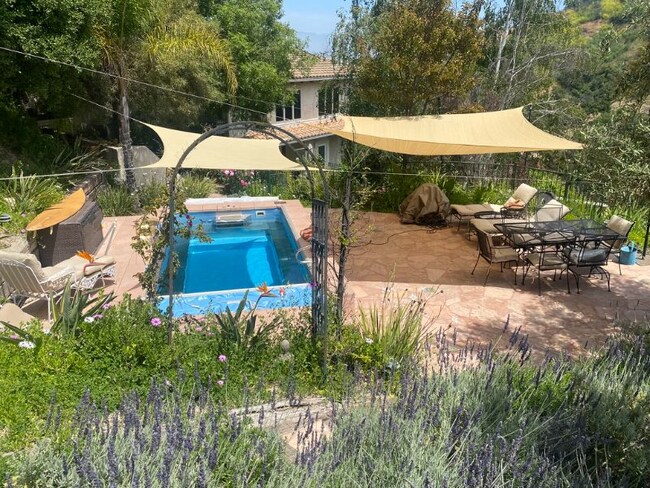 El uso de la piscina requiere permiso del propietario. - 3852 Camino de Solana