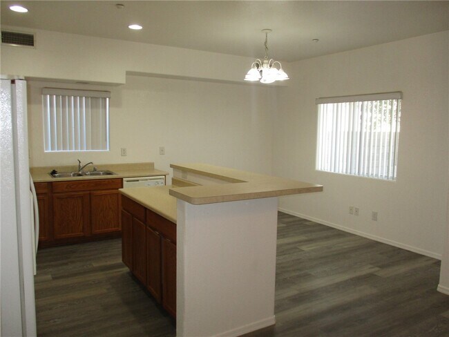 Foto del edificio - 1765 Central Ave