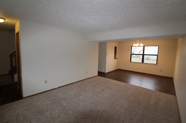 Building Photo - 3850 Heatherglen Dr