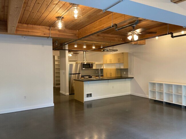 Building Photo - Veer Lofts Condominiums - South Lake Union