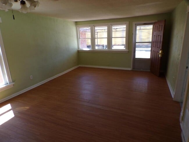 Building Photo - 414 W Main St