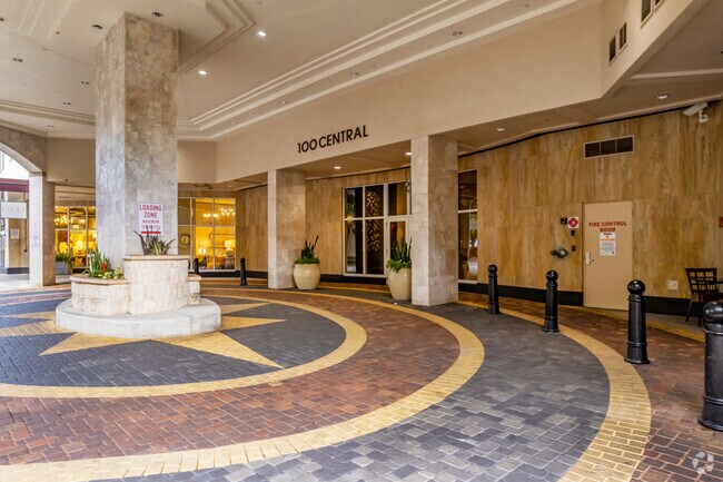 Entrada - One Hundred Central