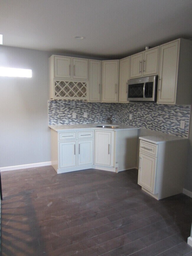 3rd floor apartment - 608 S 4th St