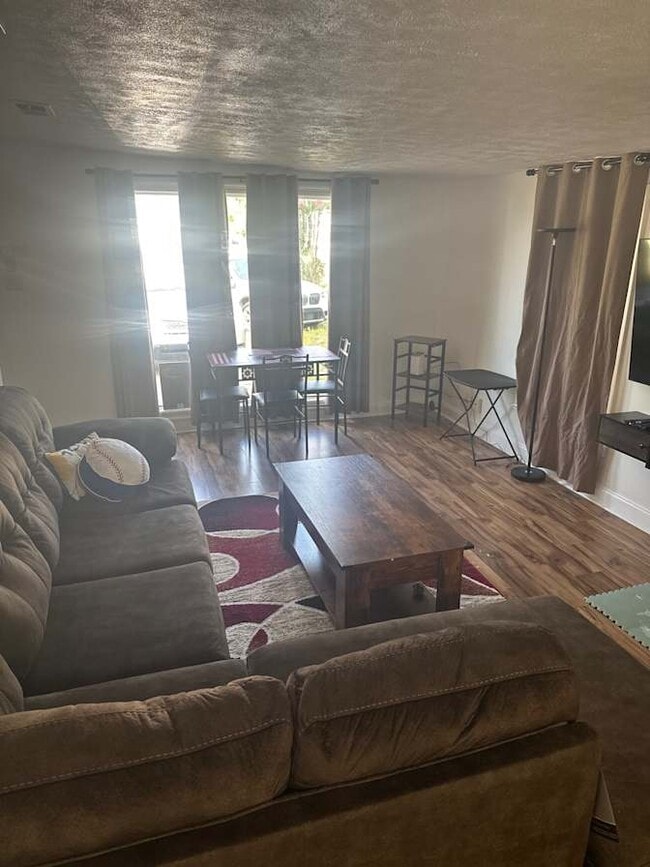 Building Photo - 617 N 9th Plaza