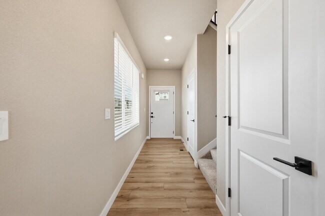 Foto del edificio - $2,340.95, 3 bed, 2.5 bath located in Colorado Springs with a fenced back yard