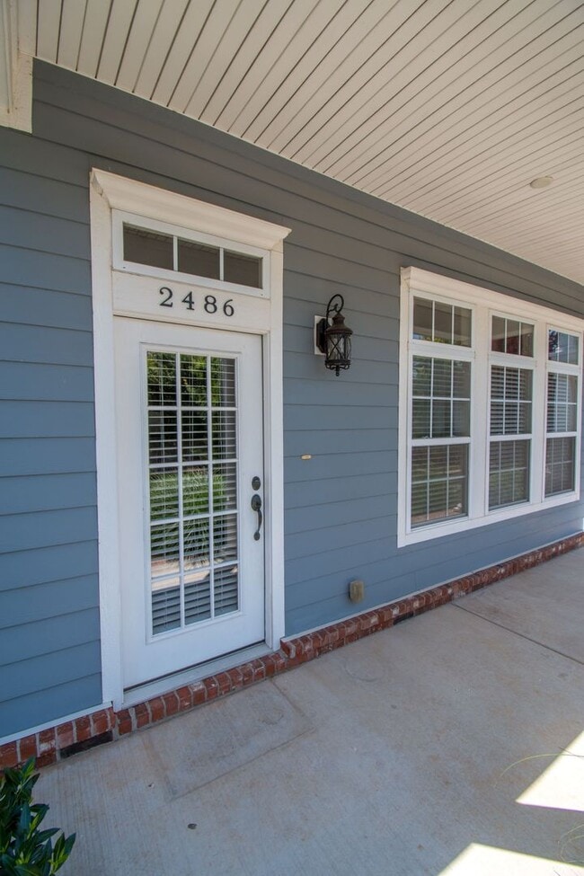 Foto del edificio - Luxurious Executive Row House in Northeast Fayetteville! Lawn care included!