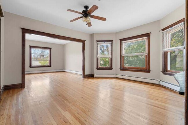 Foto del edificio - 319 Chicago Ave