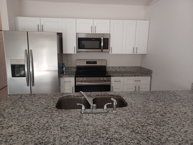 Building Photo - 4622-4622 SW 8th Ct