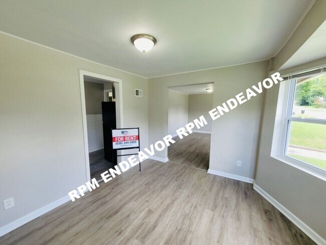 Building Photo - Location! 2/1 Available Now!