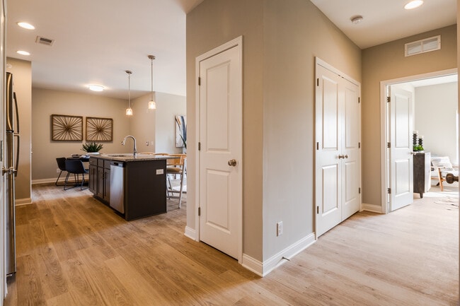 Building Photo - Villas at Green Valley