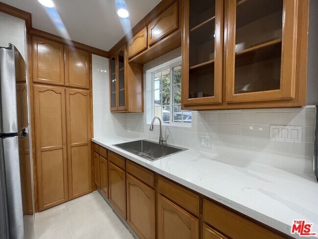 Foto del edificio - 1126 N Formosa Ave