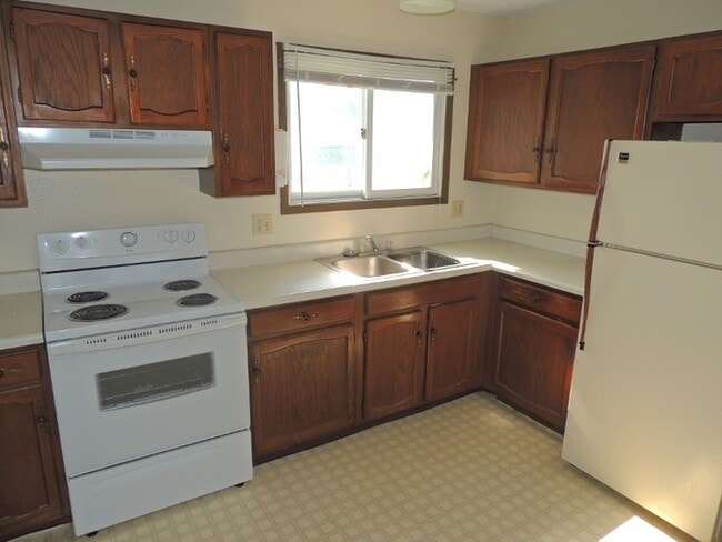 Building Photo - $995 | 2 Bedroom, 1 Bathroom Apartment | Cat Friendly | Available for August 1st, 2026 Move In!