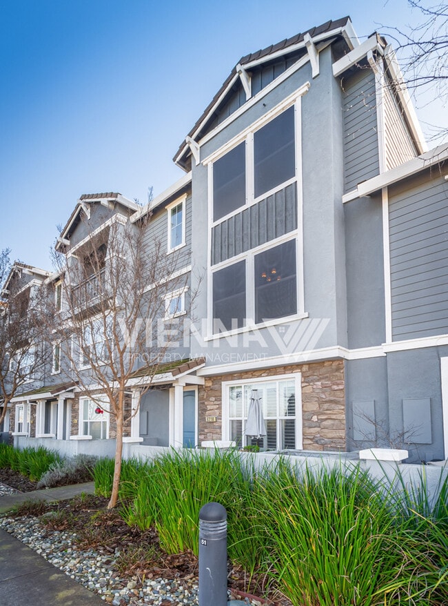 Foto del edificio - 6216 Lonetree Blvd