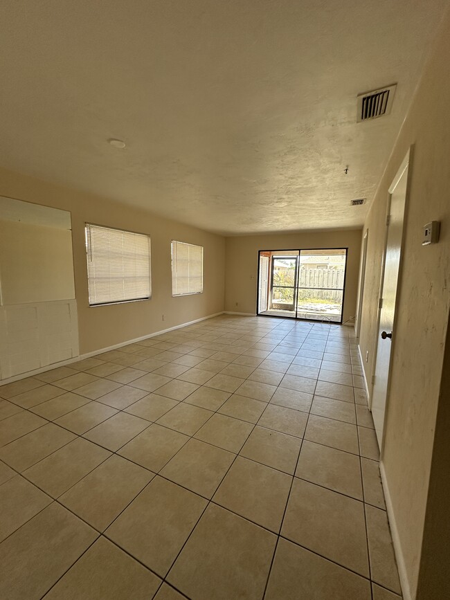 Building Photo - 27600 S View Dr