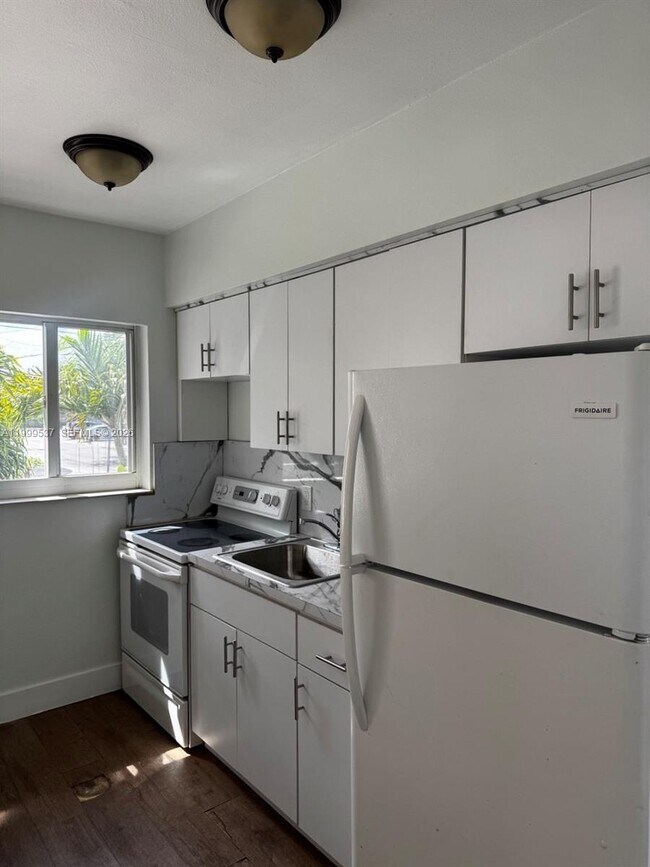 Building Photo - 5549 NE Miami Ct