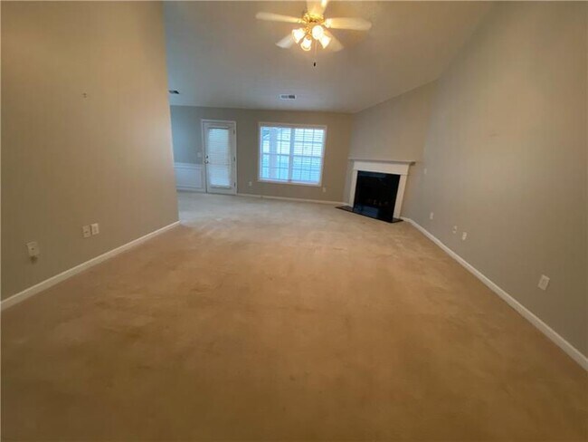 Building Photo - 815 Village Pl