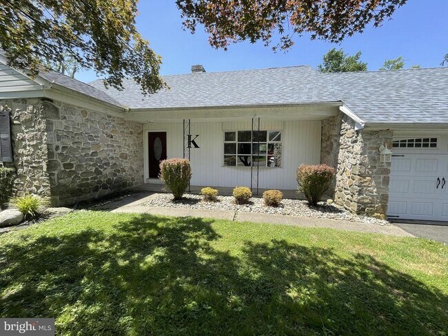 Foto del edificio - 1240 Jacksonville Rd