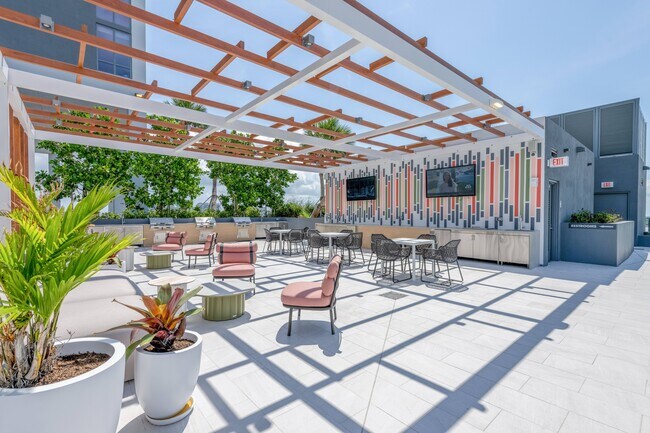 Reúnete, haz una barbacoa y relájate al aire libre en el vibrante Miami. - Cascade At Link