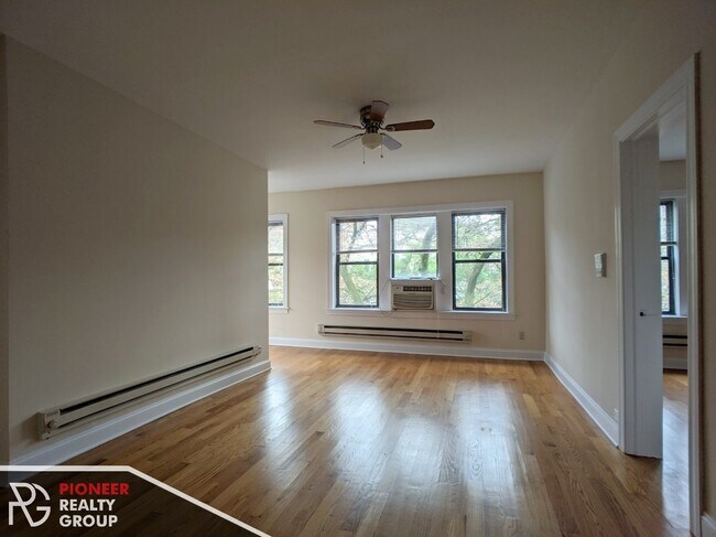 Foto del edificio - 3732 N Pine Grove Ave