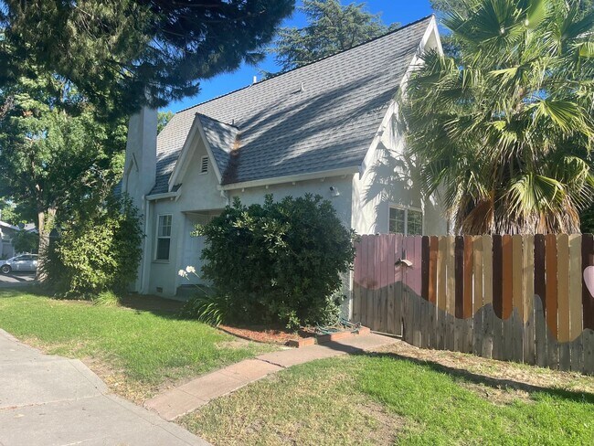 Foto del edificio - Cozy 2 bedroom bungalow home near UOP