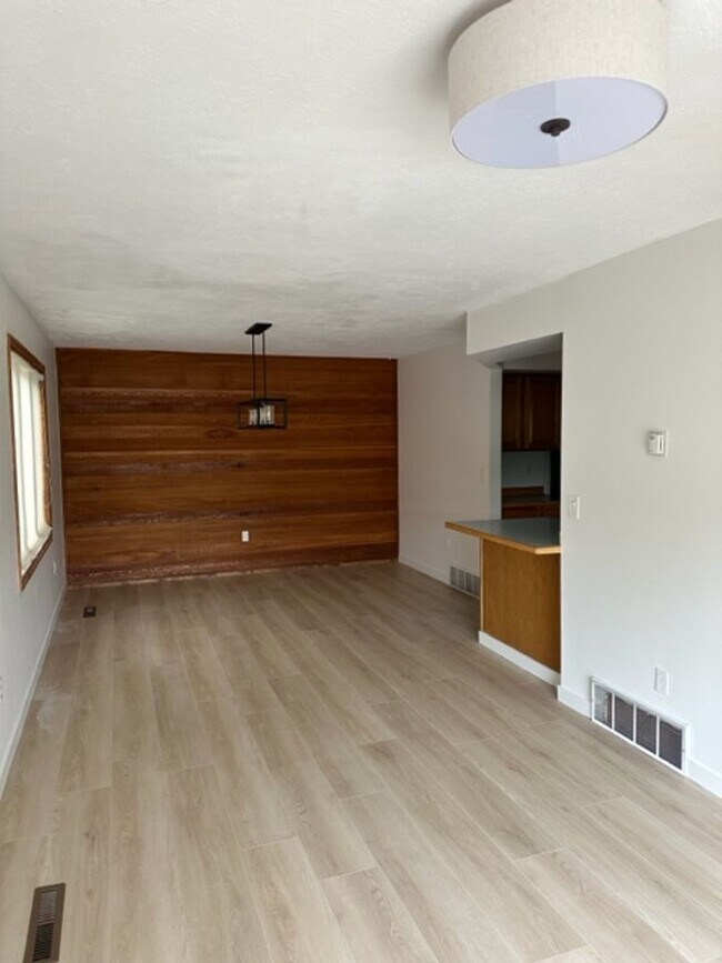 Building Photo - Beautiful Townhome