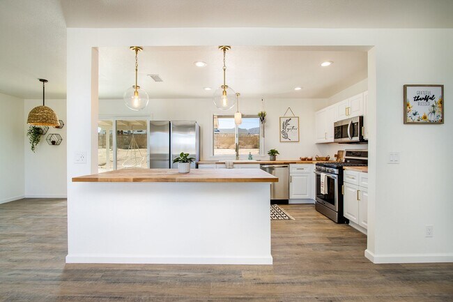 Building Photo - 3 Bedroom, remodeled home in the heart of ...