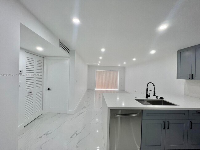 Foto del edificio - 4920 NW 79th Ave