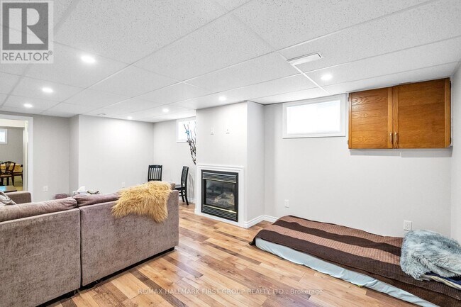 Building Photo - 487 Cunningham Ave