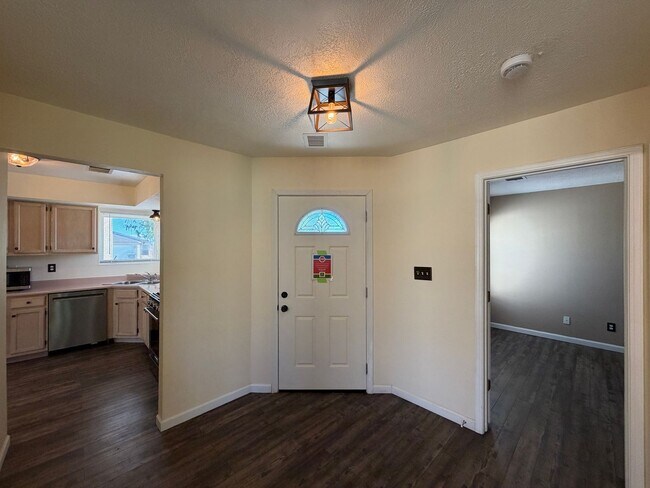 Foto del edificio - 2 Bedroom Single Story Home Available Near Unser Blvd NE & Northern Blvd NE in North Hills Rio Ra...
