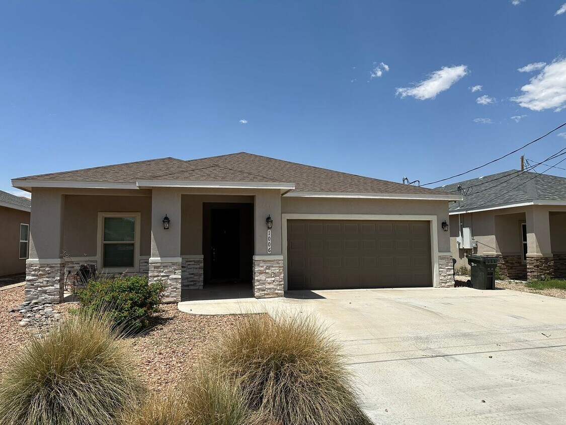 Foto principal - 4 Bed 3 Bath Home