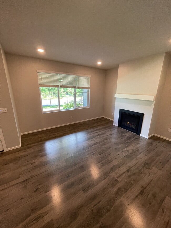Building Photo - 3 Bedroom / 2.5 Bathroom Townhome - Near Bethany & PCC