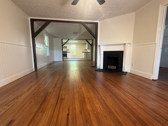 Foto del edificio - 430 E 3rd St NE