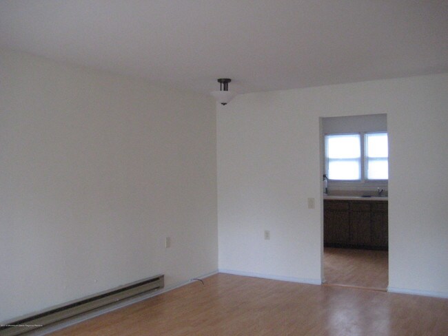 Building Photo - 11 N Chestnut Ave