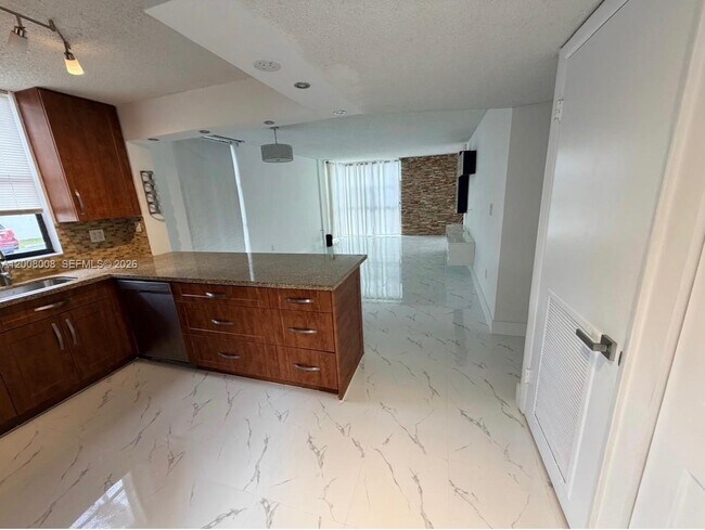 Foto del edificio - 18000 NW 68th Ave