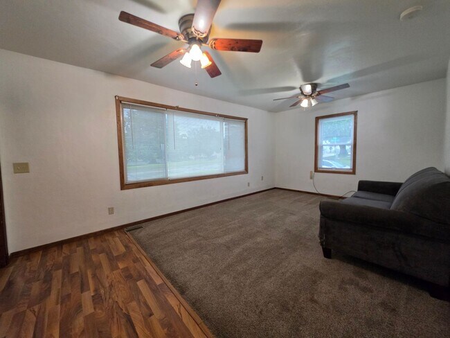 Foto del edificio - 658 Wilson Ave SW
