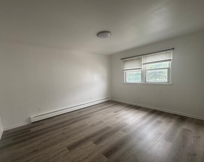 Building Photo - 121 Mallory Ave