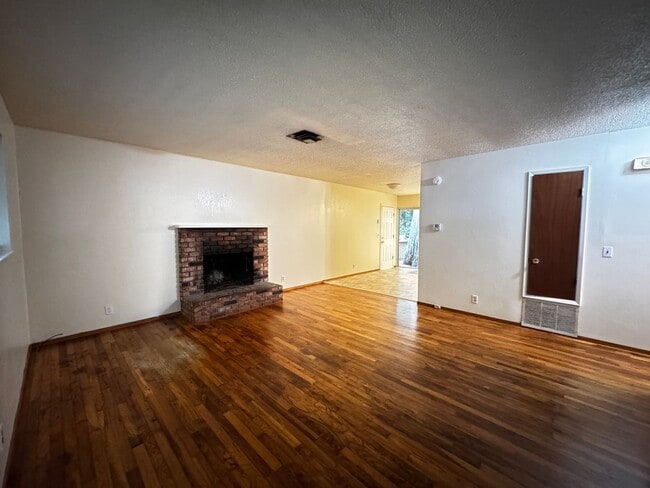 Building Photo - 3 Bedroom 2 Bath Home Located in Arcata!