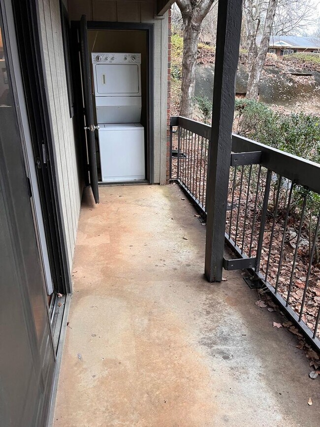 Building Photo - Campus View Apt-Walking Distance to UGA!